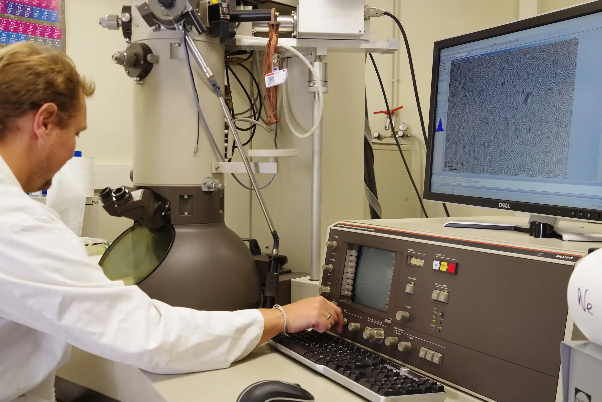 Microscope électronique en transmission (MET)