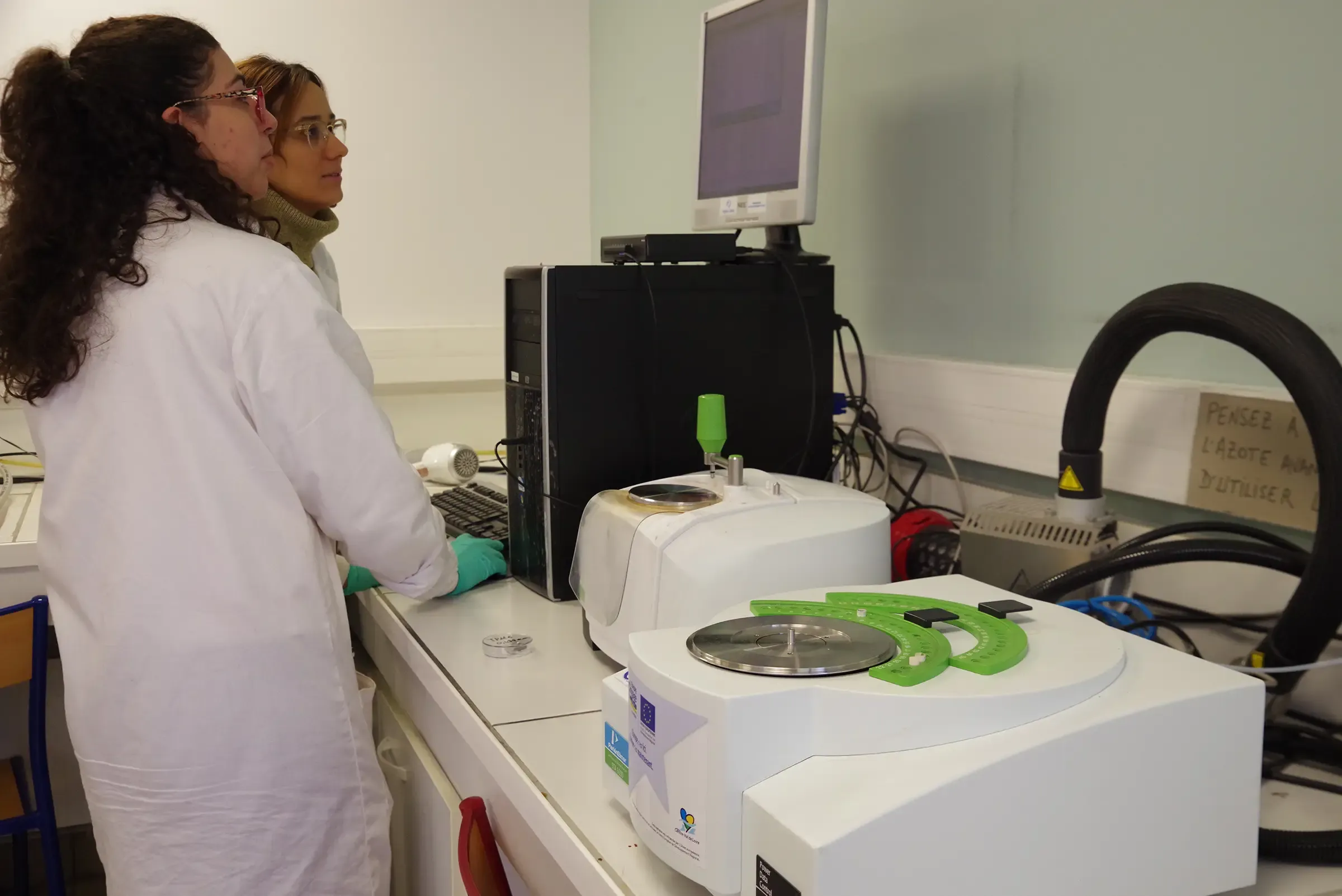 Spectroscopie infrarouge à transformée de Fourier couplé in situ avec l’irradiation UV, Vis ou IR