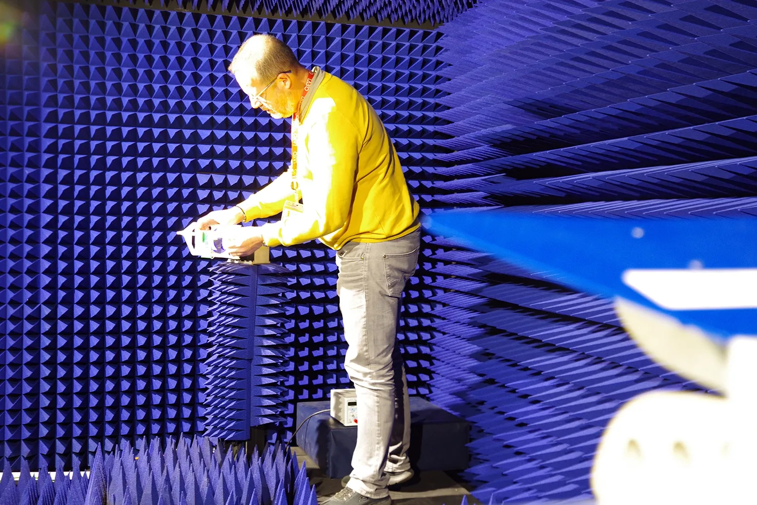 Chambre de mesures RadioFréquences de 5m de longueur avec positionneurs RF, analyseur de spectre, analyseur de réseau et générateur de fréquences